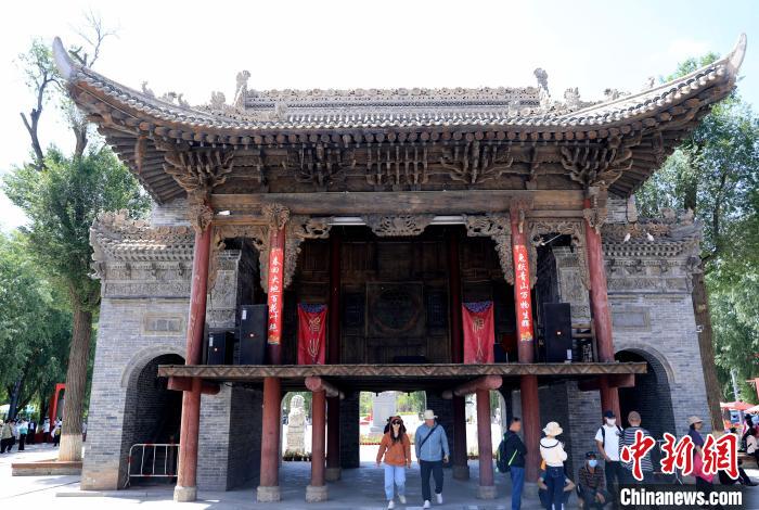 圖為平安驛·河湟民俗文化體驗(yàn)地的戲樓?！⊙Φ?攝