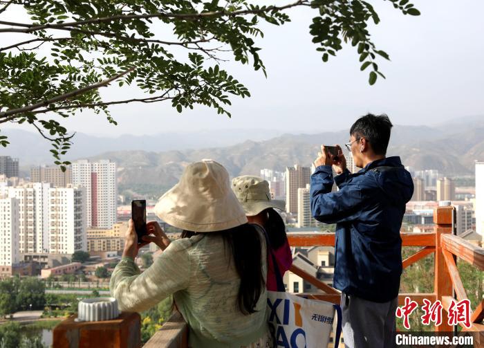 圖為媒體記者登頂朝陽(yáng)山?！⊙Φ?攝