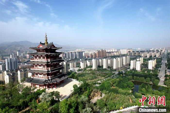 圖為航拍樂(lè)都區(qū)朝陽(yáng)山片區(qū)。　薛蒂 攝