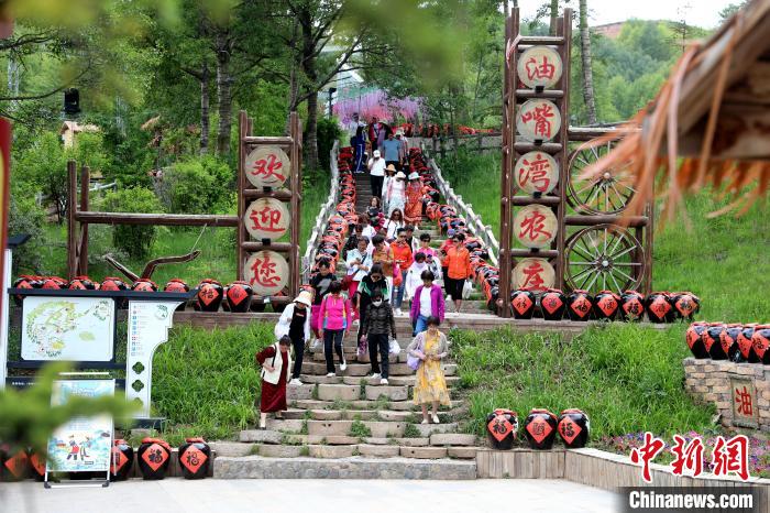 圖為油嘴灣生態(tài)文化景區(qū)的游客?！⊙Φ?攝