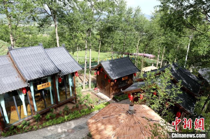 圖為景區(qū)內依山而建的民宿。　薛蒂 攝