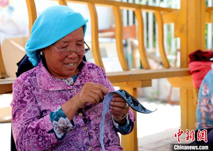 圖為繡娘在土族盤繡園內(nèi)制作盤繡?！⊙Φ?攝