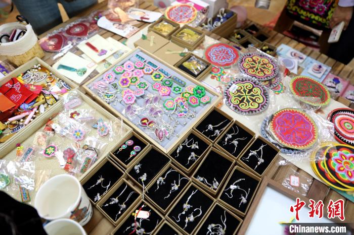 圖為盤繡作品?！⊙Φ?攝