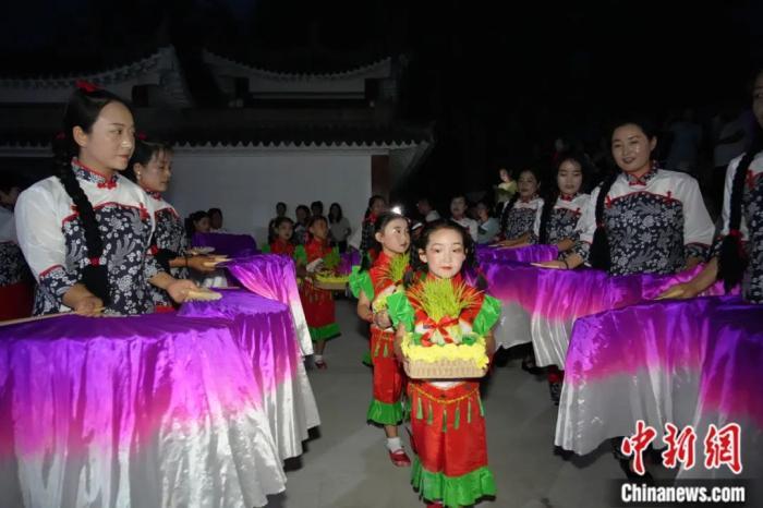 甘肅省西和縣姜席鎮(zhèn)晚霞湖畔，當(dāng)?shù)孛耖g舉行盛大的乞巧儀式。魏朵朵 攝