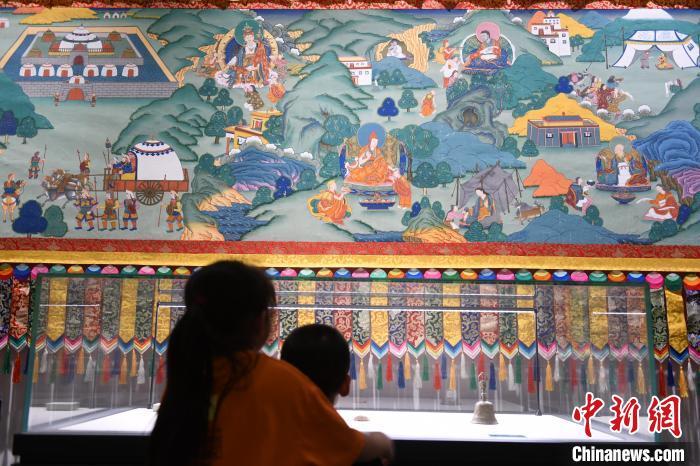 8月20日，兩名小觀眾參觀大型歷史題材卷軸唐卡“涼州會盟”?！〈魑牟?攝