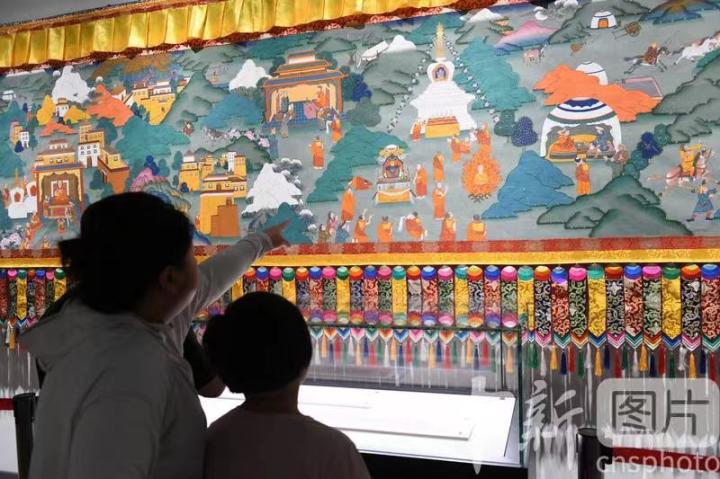 圖為觀眾觀看唐卡《涼州會盟》。 中新社記者 戴文昌 攝