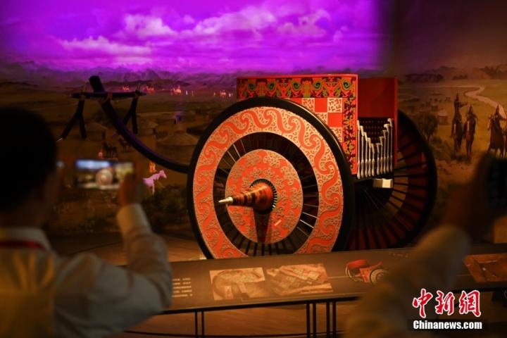 8月16日，甘肅省天水市張家川回族自治縣馬家塬車(chē)輿博物館內(nèi)，游客拍攝等比例的戰(zhàn)國(guó)西戎車(chē)輿復(fù)制品。