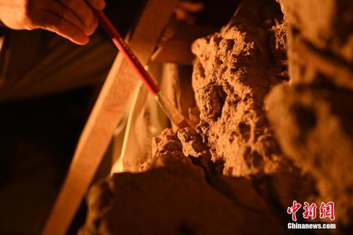 8月25日，文物修復(fù)師牟常有進(jìn)行文物修復(fù)工作。