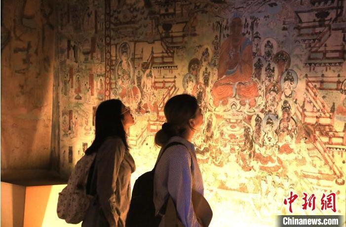 2023年8月27日，游客在甘肅省敦煌市博物館參觀(guān)文物展。張曉亮 攝(資料圖)
