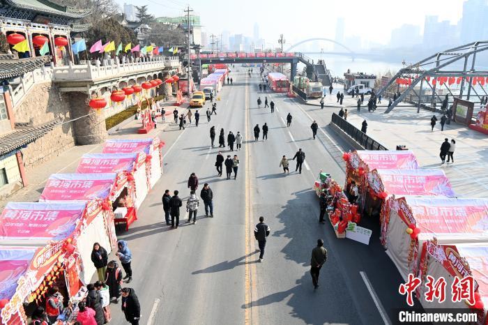 1月30日，蘭州黃河畔的年貨集市吸引顧客選購(gòu)年貨。九美旦增 攝</p><p>