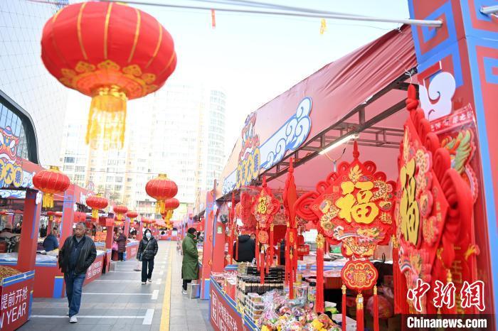 1月30日，蘭州街頭琳瑯滿目的年貨吸引顧客選購(gòu)。九美旦增 攝</p><p>
