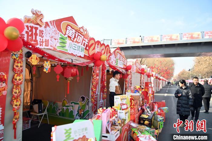 1月30日，蘭州黃河畔的年貨集市吸引顧客選購(gòu)年貨。九美旦增 攝</p><p>