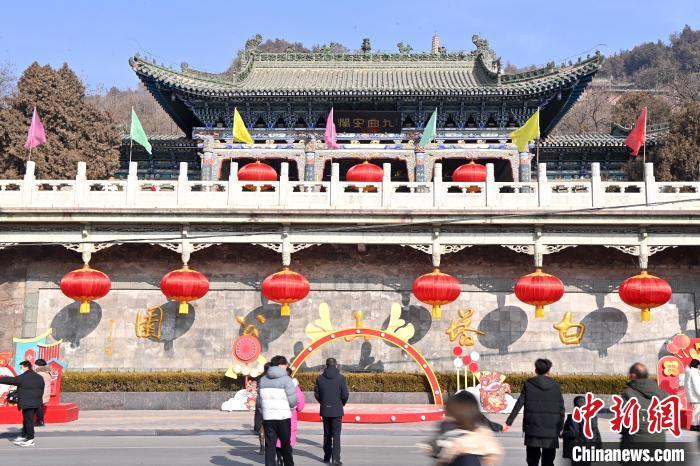 1月30日，裝扮一新的蘭州白塔山公園節(jié)日氛圍濃厚。九美旦增 攝</p><p>