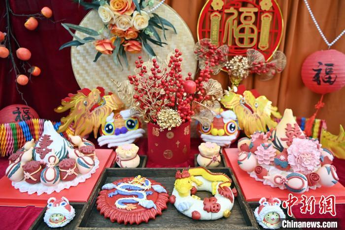 1月25日，春節(jié)臨近，蘭州一花饃店“龍”元素花饃熱銷。圖為展出的“龍”元素花饃。九美旦增 攝