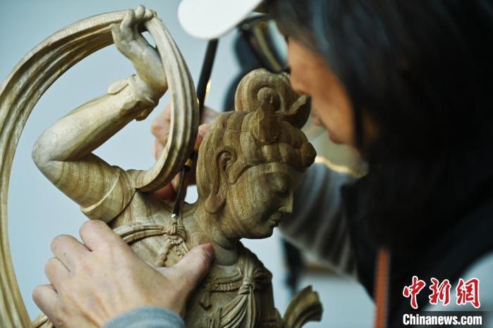 圖為季茂杰進行敦煌元素的木雕創(chuàng)作。李亞龍 攝</p>
<p>