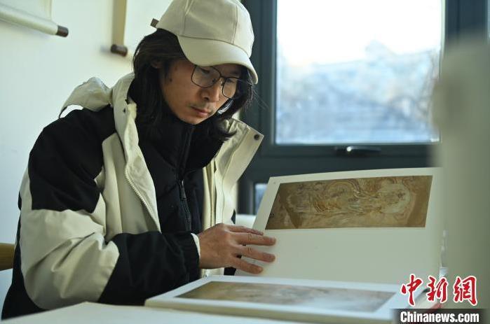 圖為季茂杰研究敦煌文化相關(guān)書籍。李亞龍 攝</p>
<p>