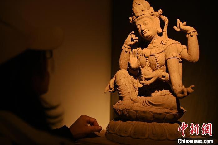 圖為季茂杰觀察自己創(chuàng)作的敦煌木雕。李亞龍 攝