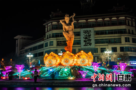 2024年春節(jié)期間，敦煌市中心盤旋路上的反彈琵琶燈組。王斌銀 攝