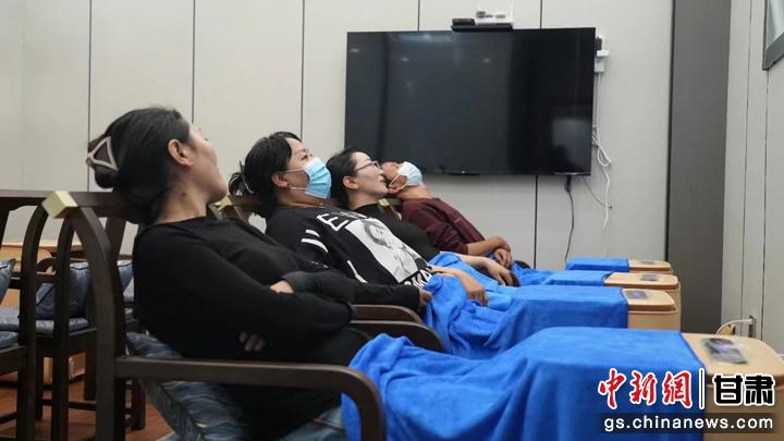 圖為當?shù)鼐用耋w驗藏醫(yī)院診療。卓瑪草 攝