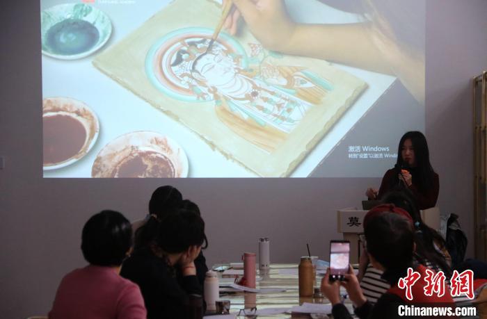 2023年2月，在敦煌研究院莫高學堂，研學導師給學員講授敦煌壁畫臨摹技法?！　垥粤?攝