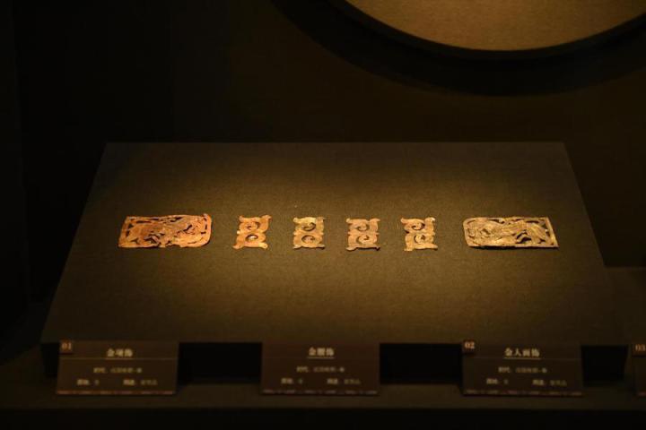張家川縣馬家塬車輿博物館展陳的馬家塬遺址出土的金項飾、金腰飾、金人畫飾等。李亞龍 攝　　