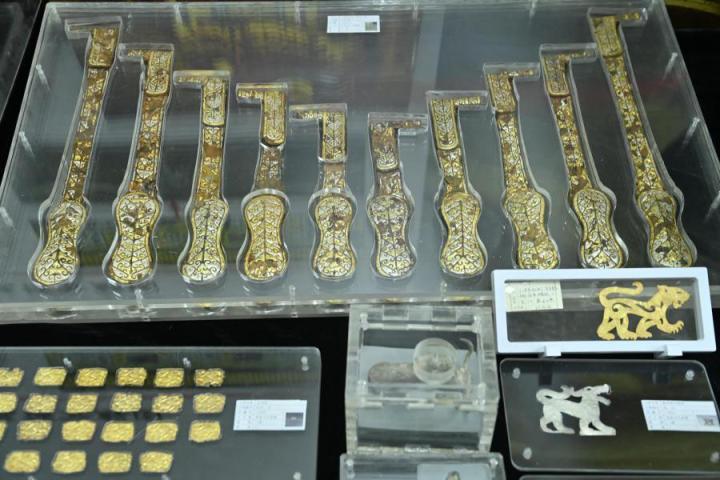 張家川馬家塬出土的金帶飾、大角羊、人形鉛俑及狼形銀車輿飾等文物。