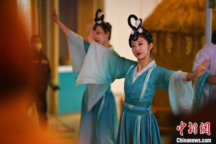 圖為工作人員進行舞蹈表演。李亞龍 攝</p>
<p>