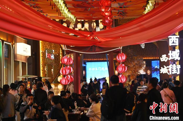 圖為街區(qū)現(xiàn)場游客絡(luò)繹不絕。李亞龍 攝</p>
<p>