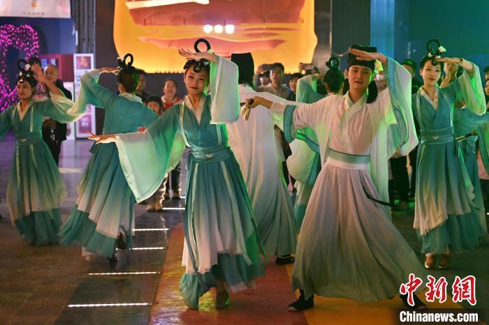 圖為工作人員進行舞蹈表演。李亞龍 攝</p>
<p>