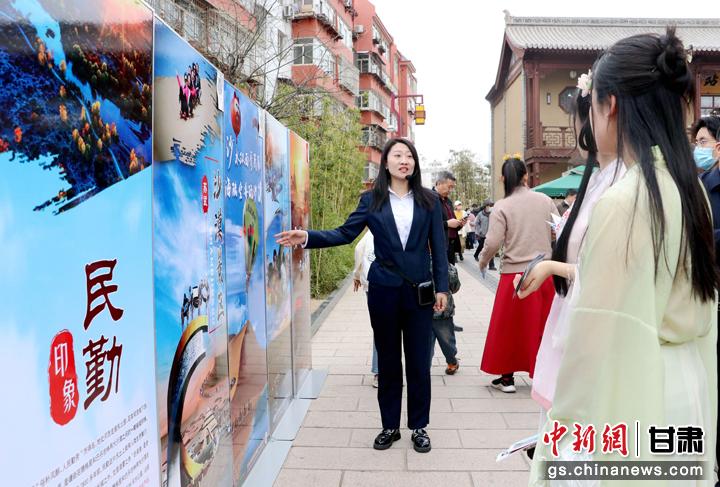 3月下旬，民勤縣在天水啟漢樓廣場舉行推介會，宣傳本地旅游資源和農(nóng)特優(yōu)產(chǎn)品。圖為工作人員向游客介紹民勤自然風光、歷史文化。馬愛彬 攝