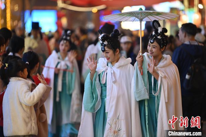 圖為街區(qū)人員著傳統(tǒng)服飾與游人互動。李亞龍 攝</p><p>