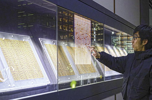 3月6日，工作人員在荊門市博物館新館內(nèi)楚簡展廳展示使用互動裝置。新華每日電訊記者　胡競文