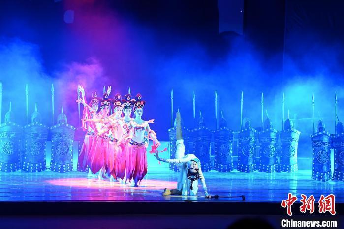 2023年2月18日，蘭州歌舞劇院創(chuàng)排的大型舞劇《大夢敦煌》?！　【琶赖┰?攝