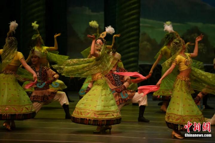 2024年2月23日晚，中國經(jīng)典舞劇《絲路花雨》在甘肅蘭州演出恭賀新春。李亞龍 攝