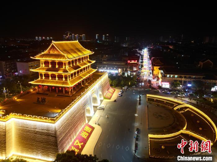 圖為武威市標志性建筑涼州古城門燈光亮起。(無人機照片) 　戴文昌 攝</p><p>