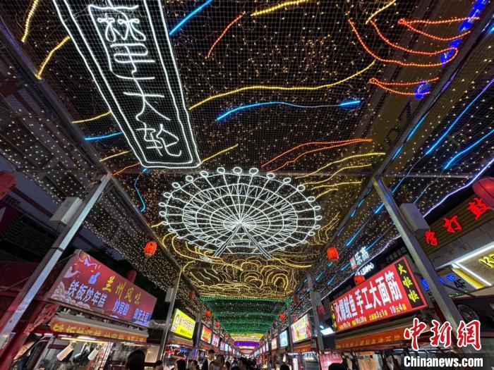 圖為明清街夜市燈光點亮具有武威文化元素的“摩天輪”彩燈?！〈魑牟?攝</p><p>