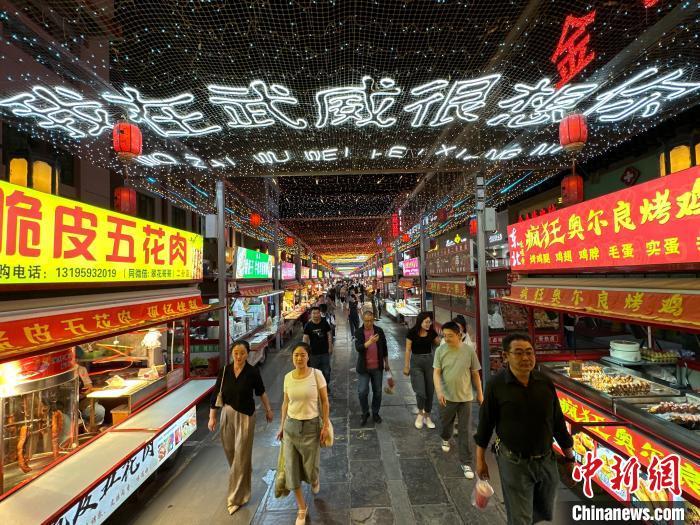 圖為明清街夜市燈光點亮“我在武威很想你”?！〈魑牟?攝</p><p>