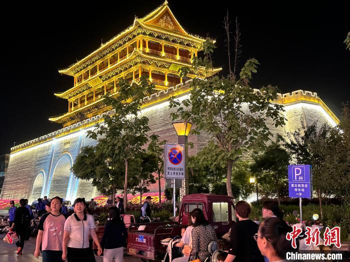 圖為夜幕降臨，涼州古城門燈光亮起?！〈魑牟?攝