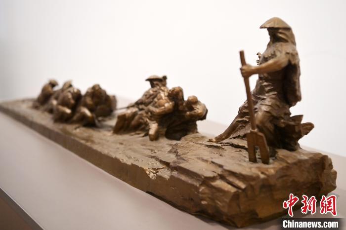 5月21日，在“絲路印跡”雕塑藝術(shù)作品展展出的作品《治水為民·禹德九州》。九美旦增 攝</p>
<p>