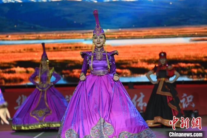 圖為開幕式現(xiàn)場蒙古族服飾秀。李亞龍 攝</p>
<p>