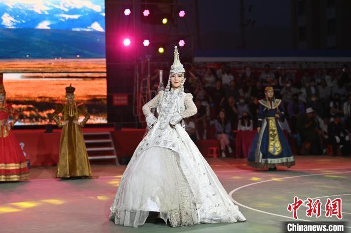 圖為開幕式現(xiàn)場蒙古族服飾秀。李亞龍 攝</p>
<p>