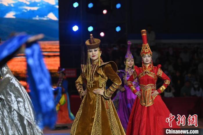 圖為開幕式現(xiàn)場蒙古族服飾秀。李亞龍 攝</p>
<p>
