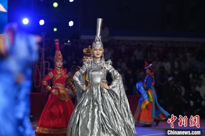 圖為開幕式現(xiàn)場蒙古族服飾秀。李亞龍 攝</p>
<p>