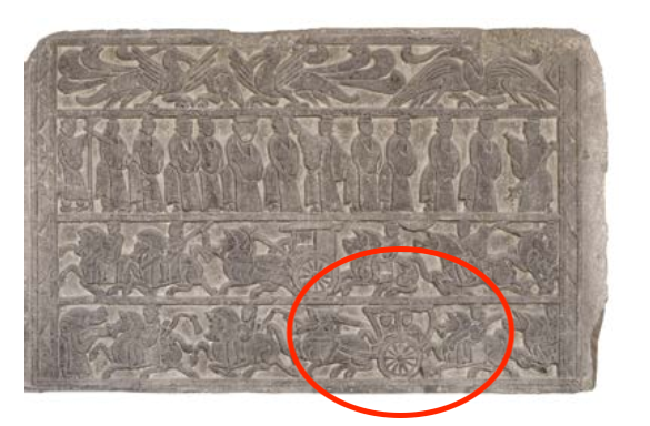 △漢代迎賓、車馬出行畫像石，現(xiàn)藏于臨沂市博物館。畫像石的第四層中有軺車出現(xiàn)。