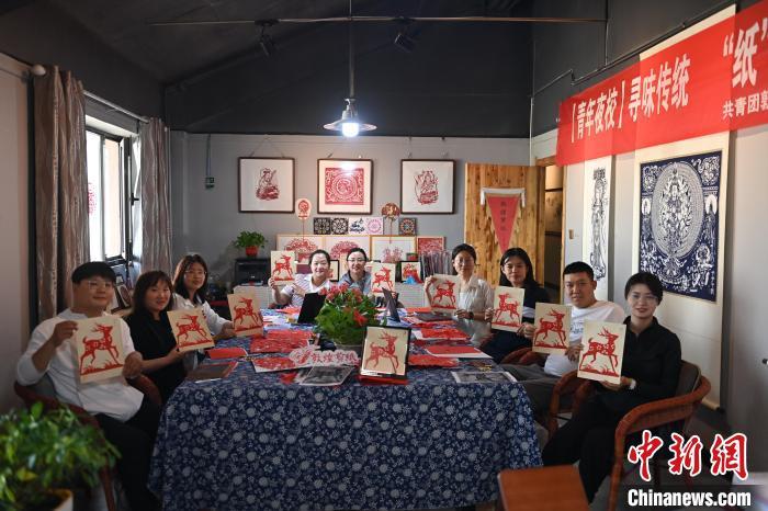 6月6日，在甘肅敦煌青年夜校課程中，青年學員展示學習敦煌非遺剪紙的成果。
