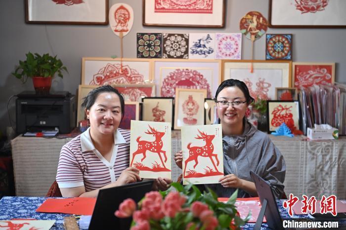 6月6日，在甘肅敦煌青年夜校課程中，青年學員展示學習敦煌非遺剪紙的成果。李亞龍 攝　　