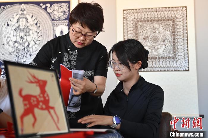 6月6日，在甘肅敦煌青年夜校課程中，青年學員學習敦煌非遺剪紙課程。李亞龍 攝