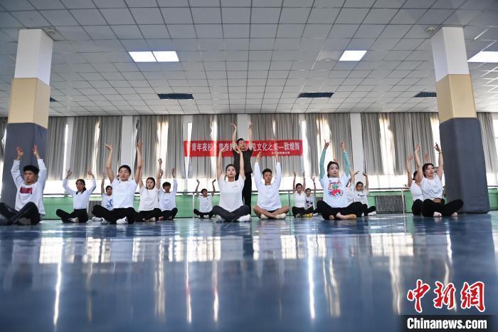 6月6日，在甘肅敦煌青年夜校課程中，青年學員學習敦煌舞課程。李亞龍 攝　　