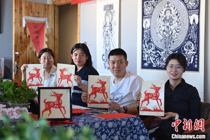 6月6日，在甘肅敦煌青年夜校課程中，青年學員展示學習敦煌非遺剪紙的成果。李亞龍 攝　　