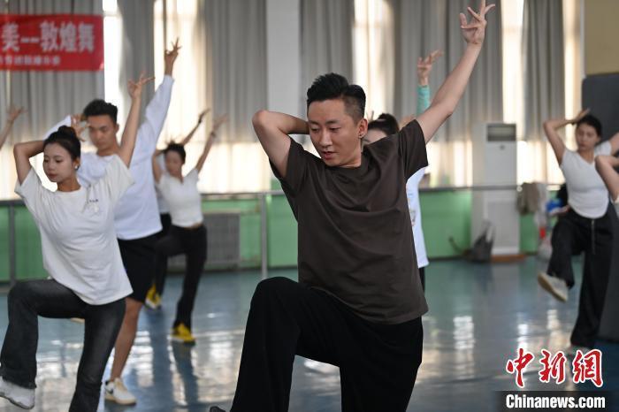 6月6日，在甘肅敦煌青年夜校課程中，青年學員學習敦煌舞課程。李亞龍 攝　　